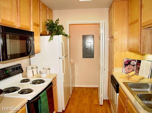 The retreat at Westchase - Photo 2 of 6