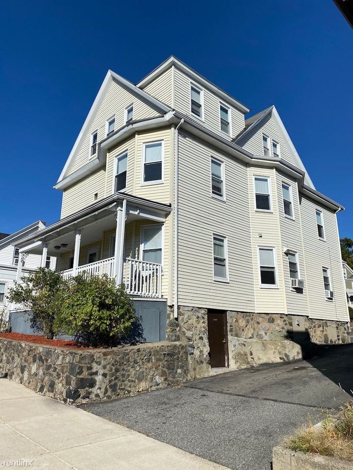 933 Main St - Photo 2 of 8