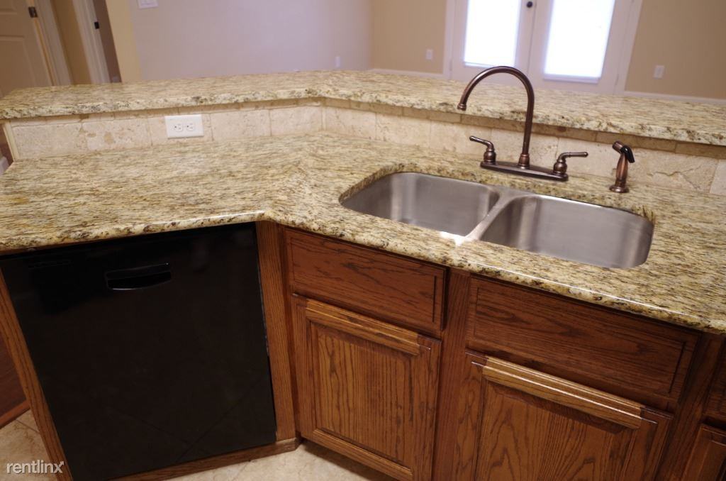 Arbors of Mineola - Photo 2 of 11