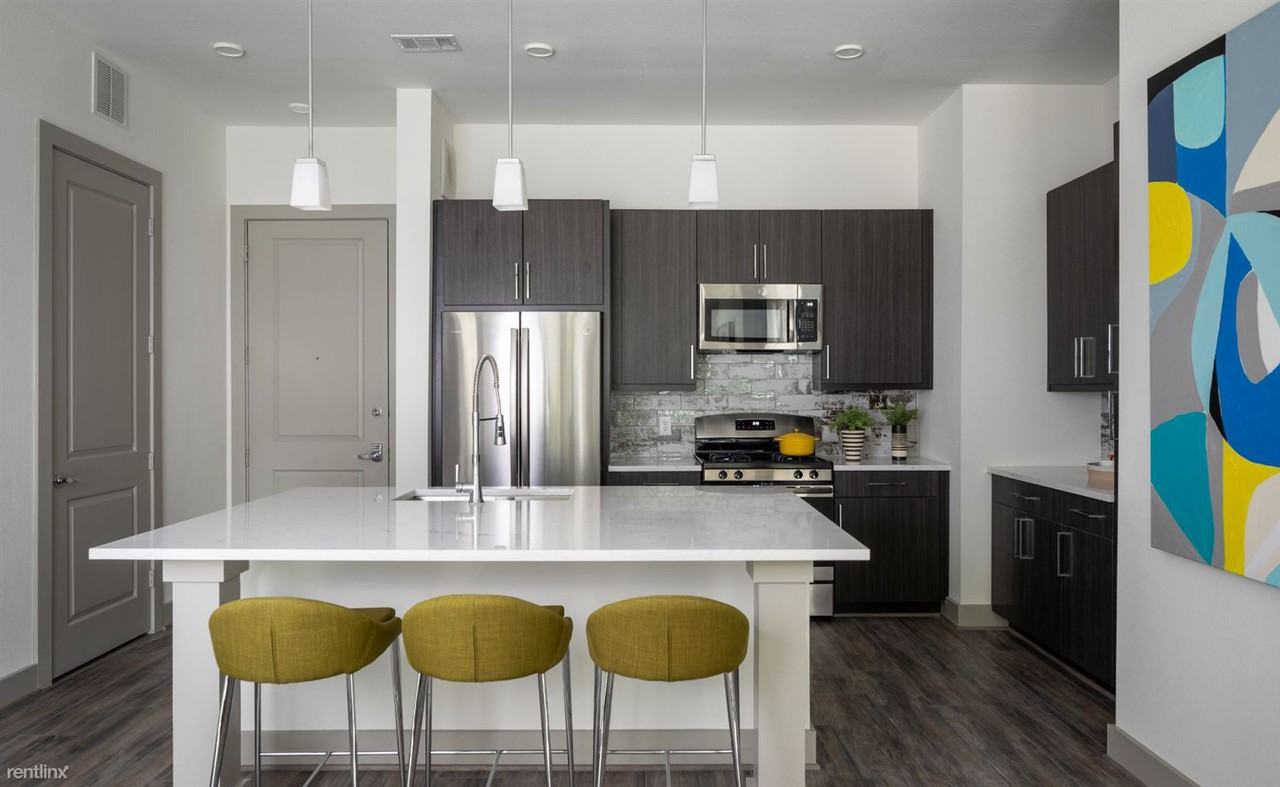 3031 Summer St - Photo 2 of 12