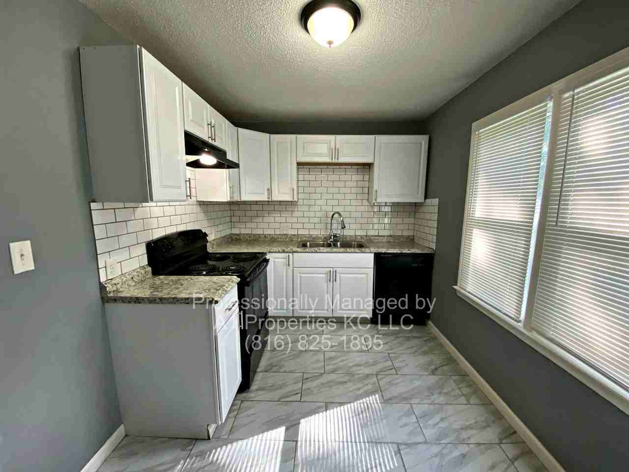 504 N Rogers St - Photo 3 of 10