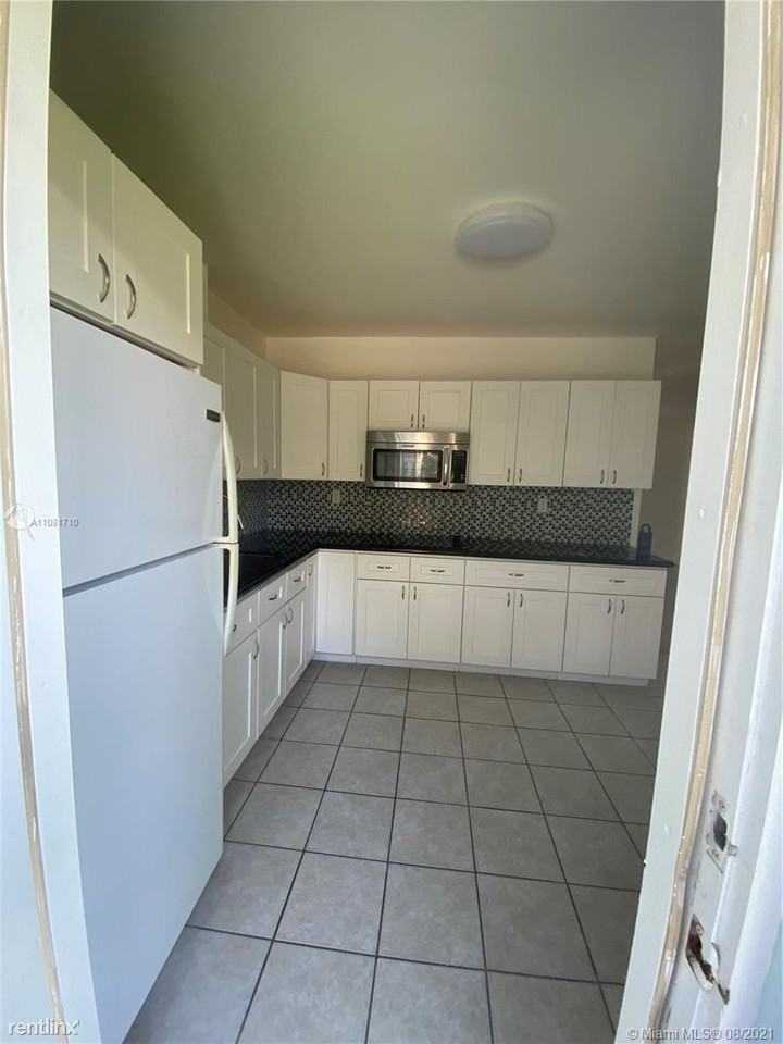2843 Ne 30th St - Photo 3 of 16