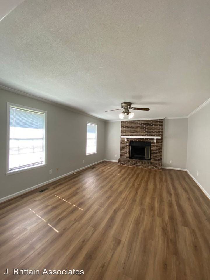 1704 Savannah Dr - Photo 3 of 15