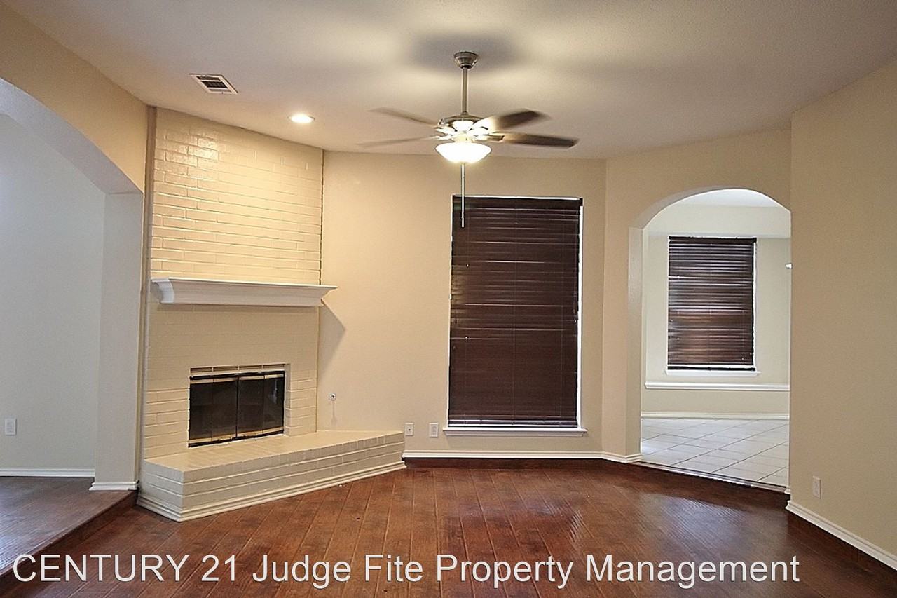 2124 Newport Dr - Photo 2 of 11