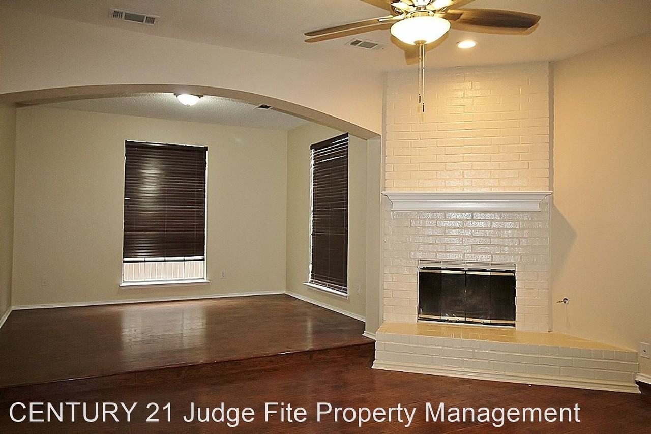 2124 Newport Dr - Photo 3 of 11