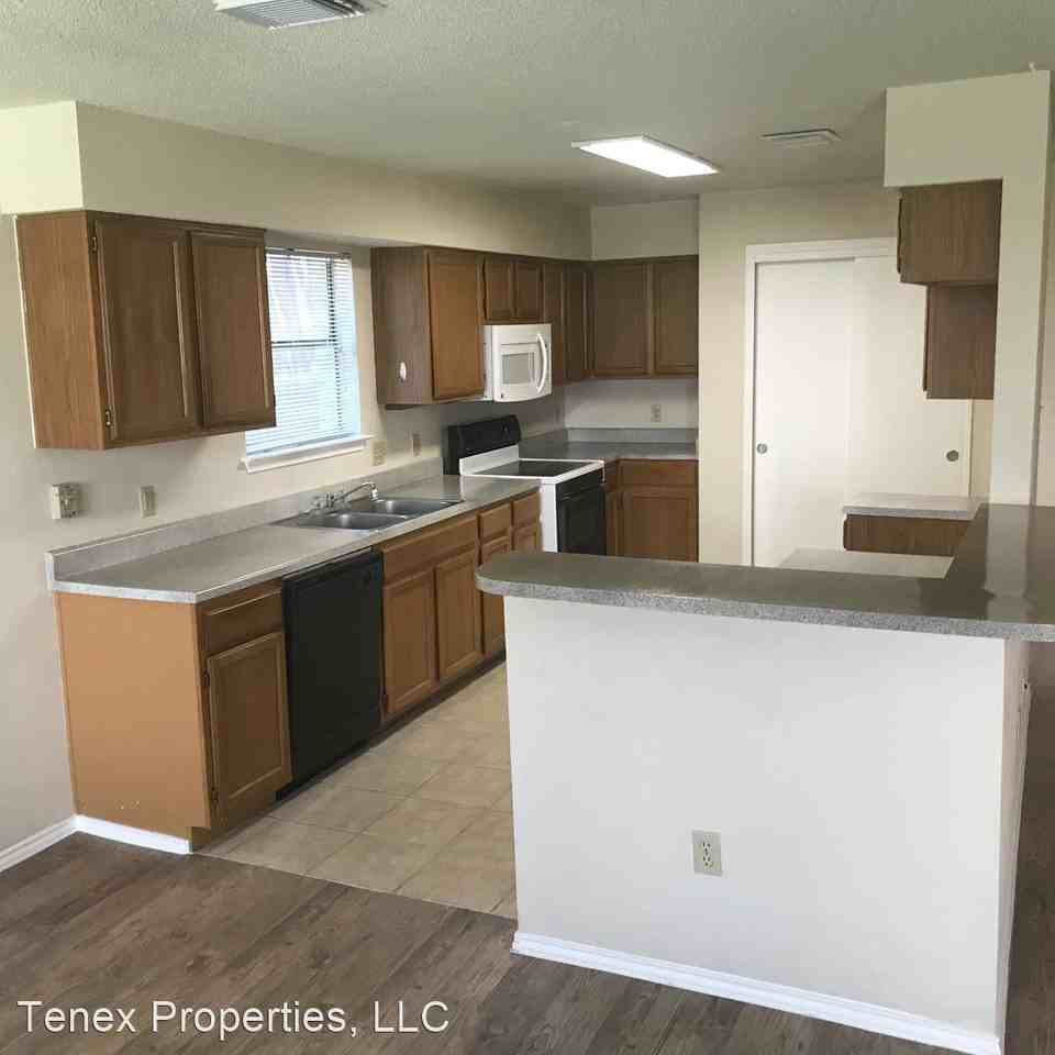 8402 Priest River Dr - Photo 3 of 20