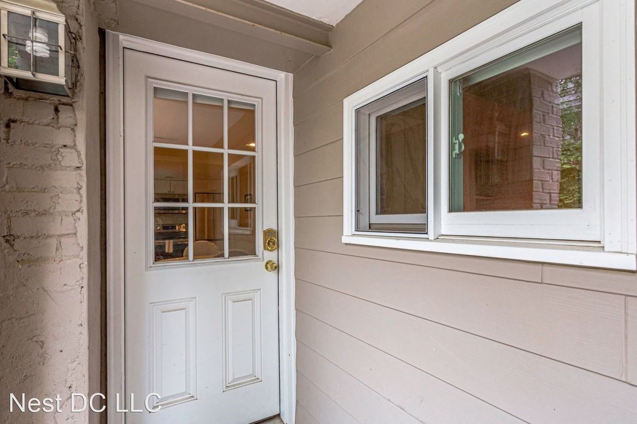 1010 C St SE - Photo 2 of 23