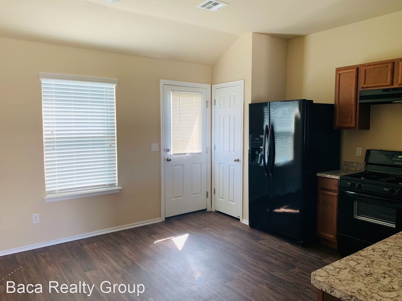 1204 Onyx St - Photo 3 of 13