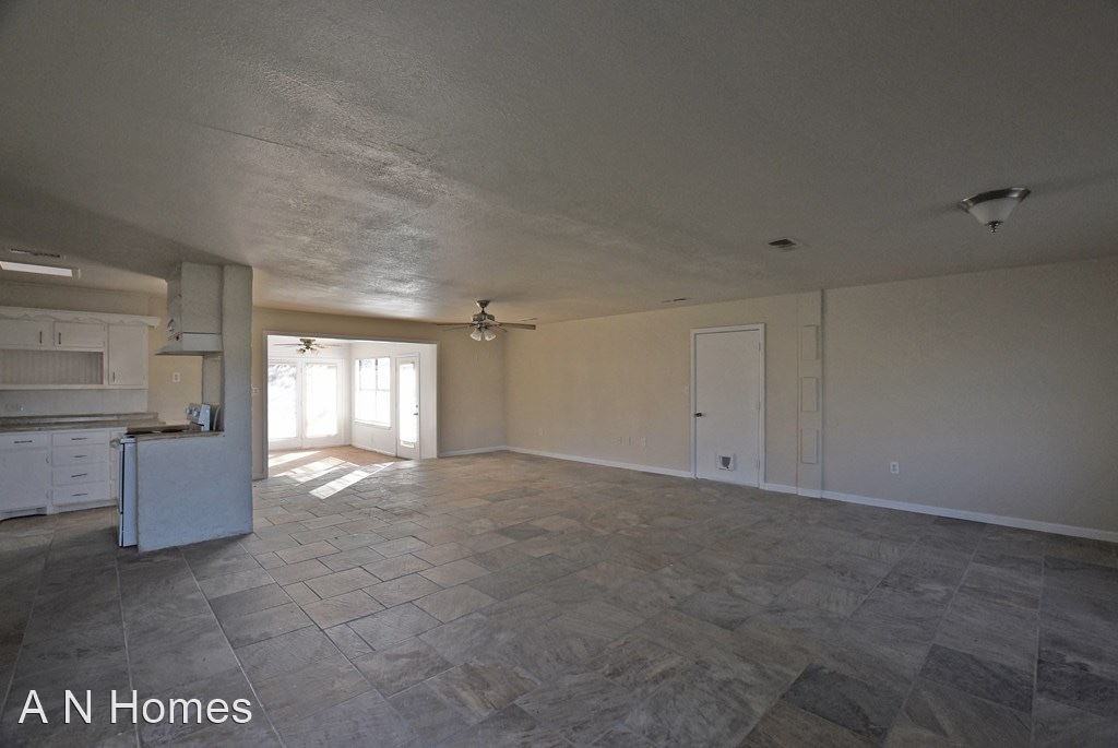 1300 Nw 9th St - Photo 2 of 10