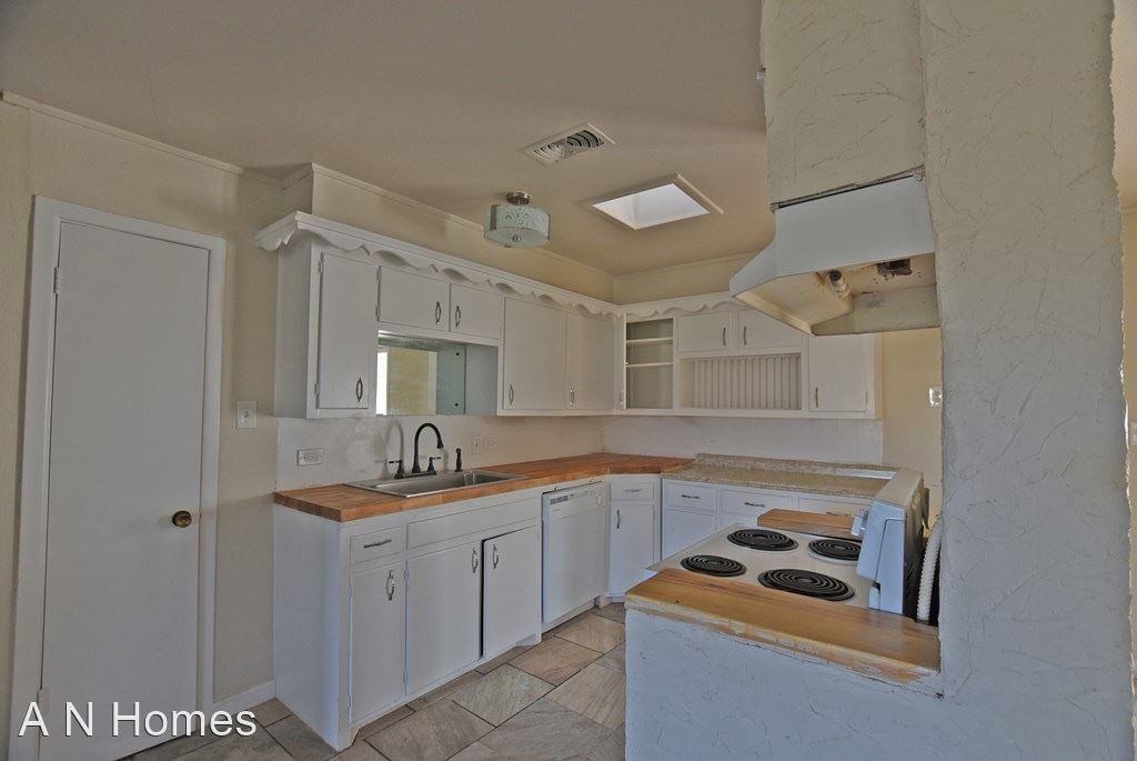 1300 Nw 9th St - Photo 3 of 10