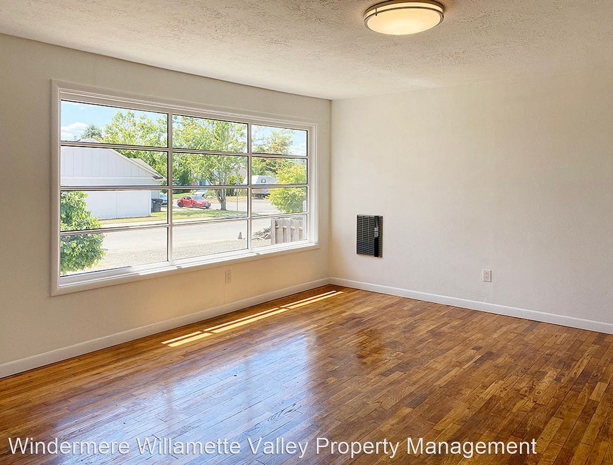 184 Gwinn St W - Photo 3 of 29