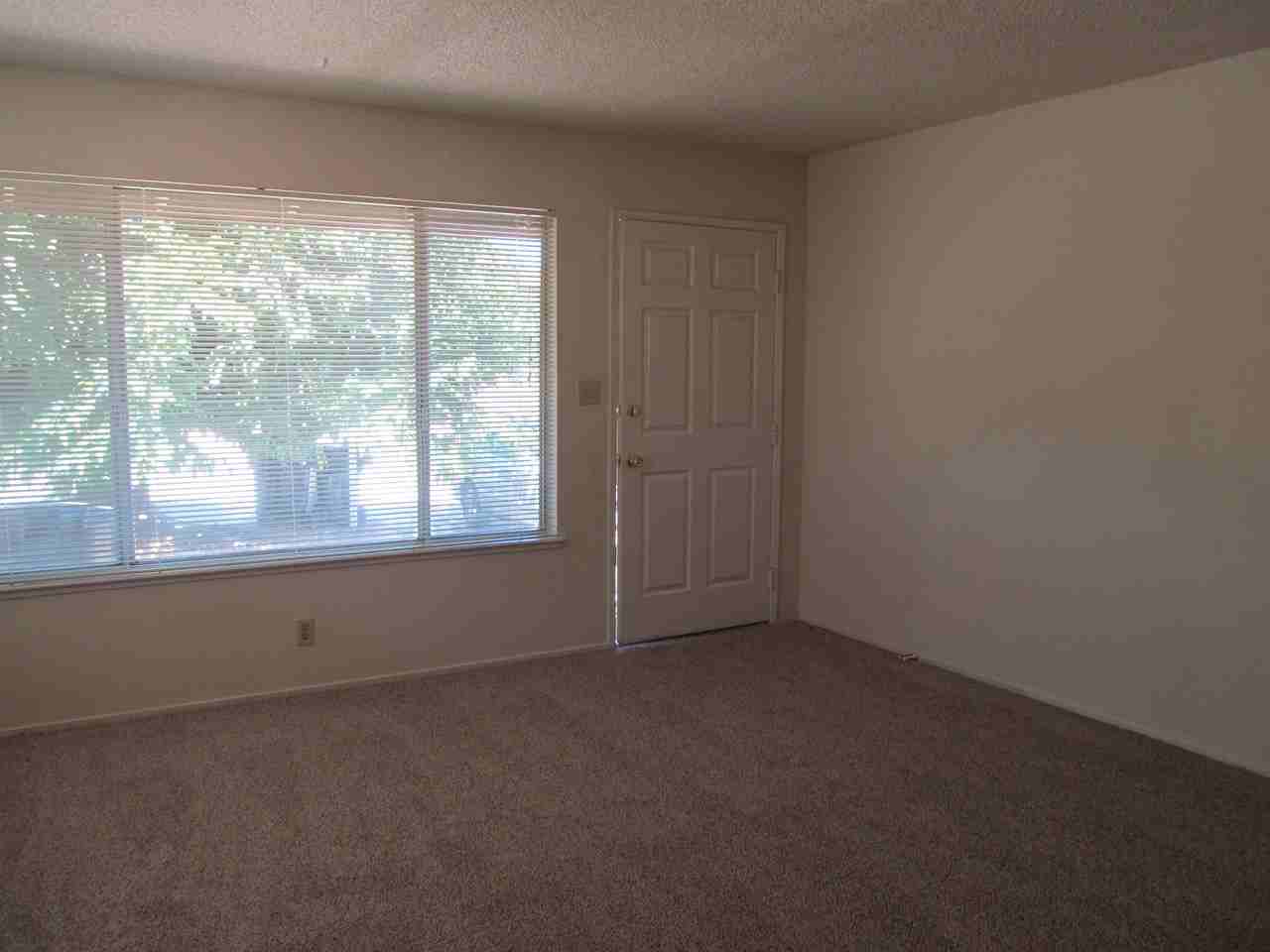 2320/2322 VILLANOVA CIRCLE - Photo 3 of 8