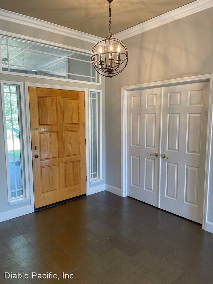 3728 Shadowbrook Ct - Photo 3 of 47