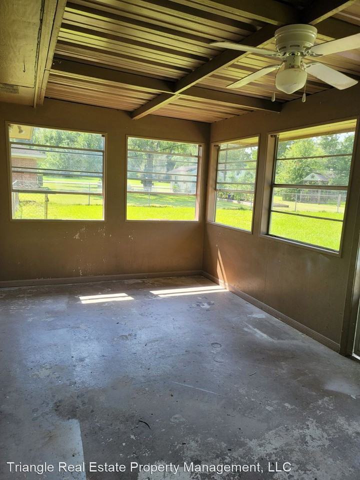 112 Pinewood Dr - Photo 3 of 15