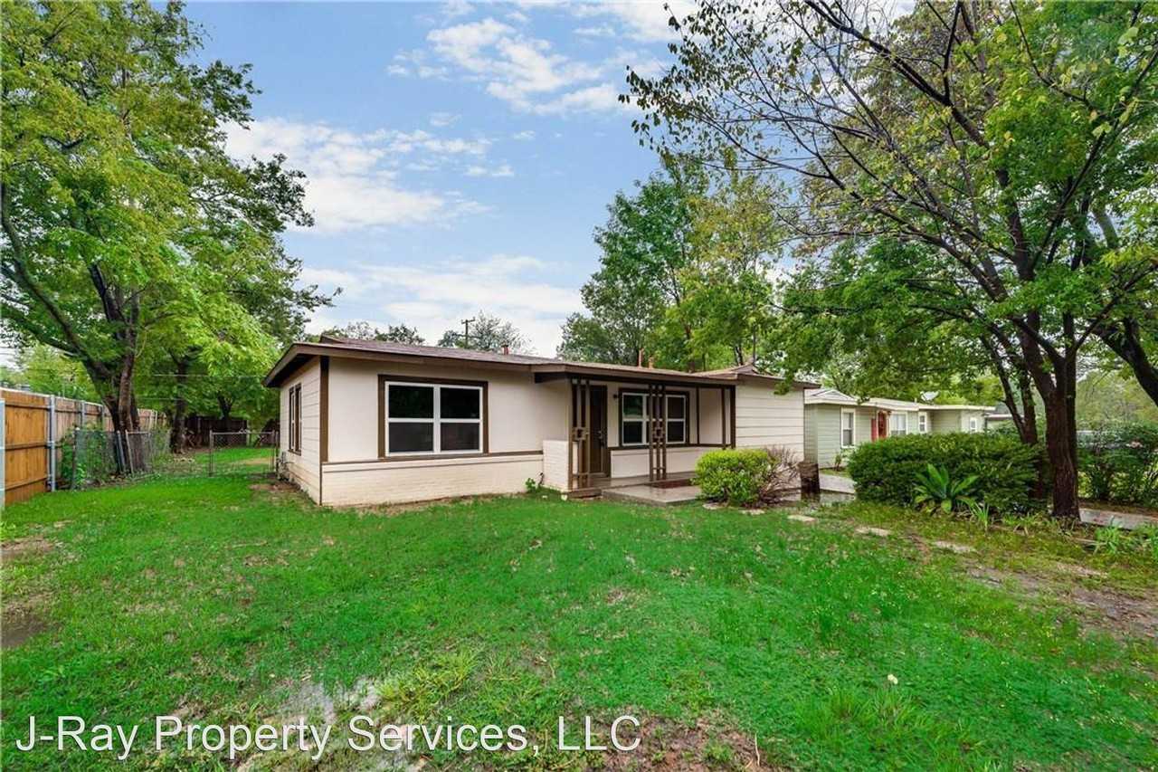 304 Hillcrest St - Photo 2 of 27
