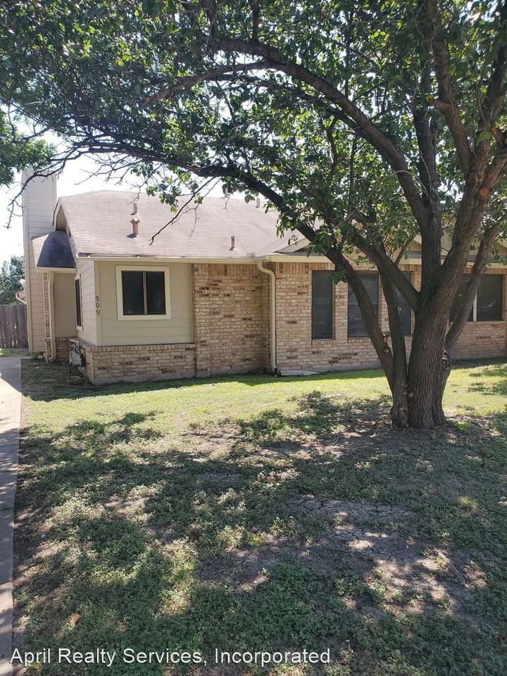 909/911Hyridge St. - Photo 2 of 16