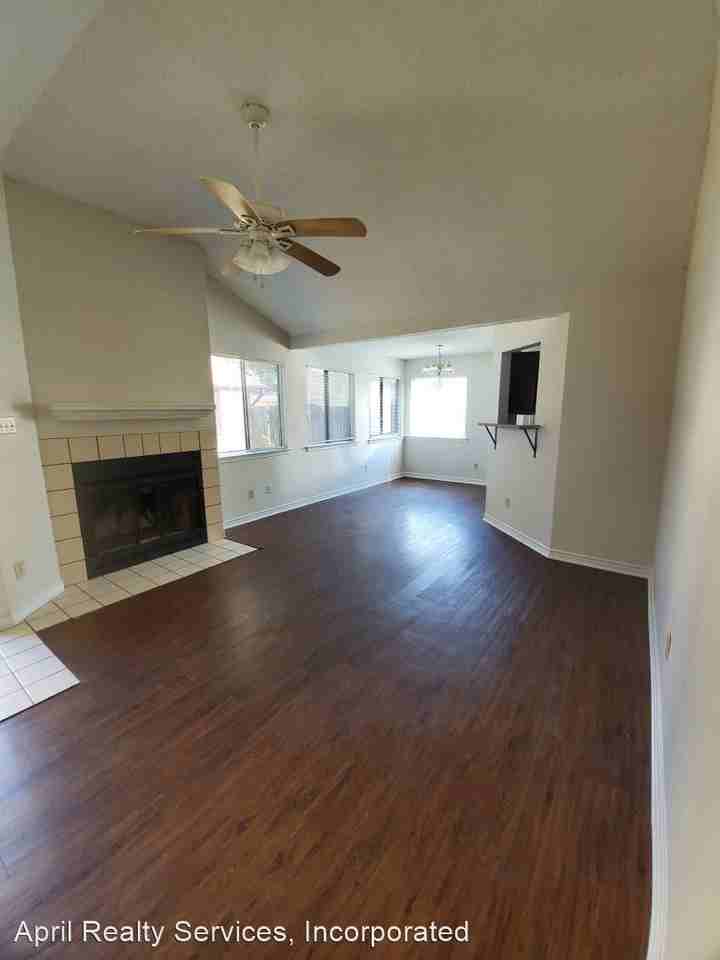 909/911Hyridge St. - Photo 3 of 16