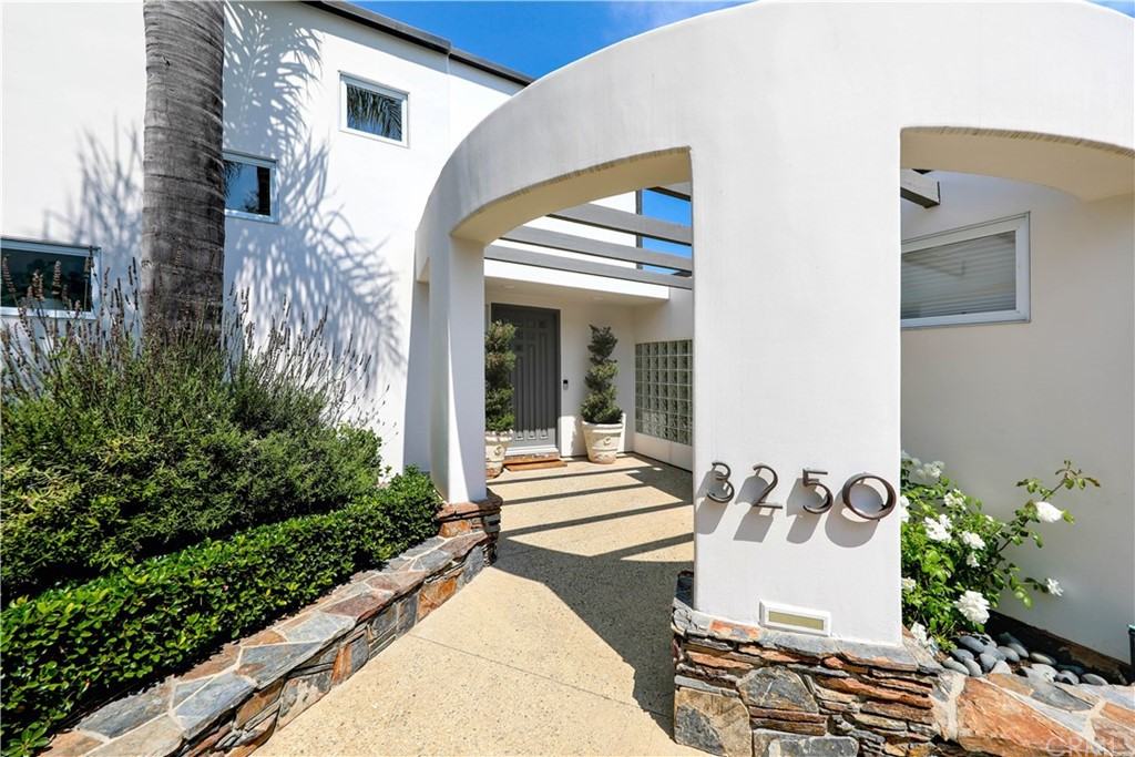 3250 Crestwood Cir - Photo 2 of 31