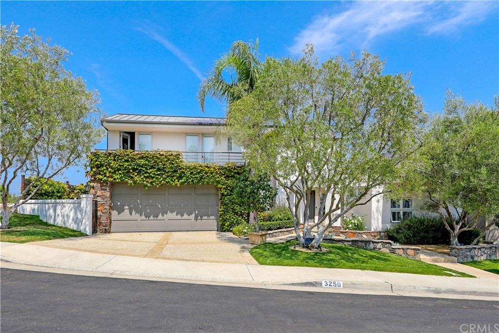 3250 Crestwood Cir - Photo 3 of 31