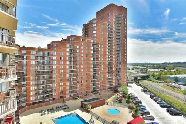 716 Harmon Cove Tower - Photo 2 of 16