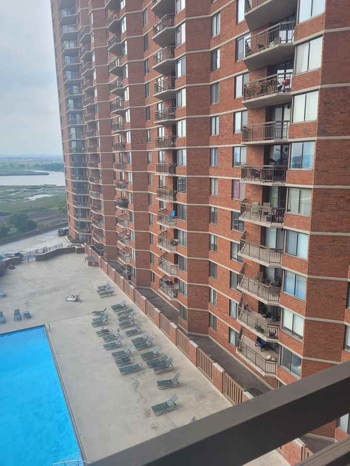 716 Harmon Cove Tower - Photo 3 of 16