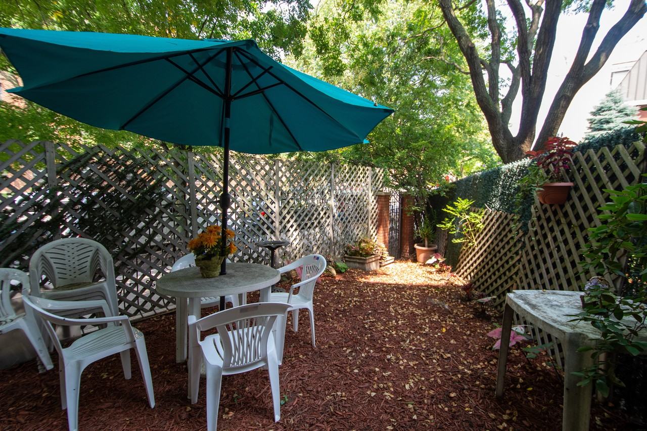 565 Beck St - Photo 2 of 10