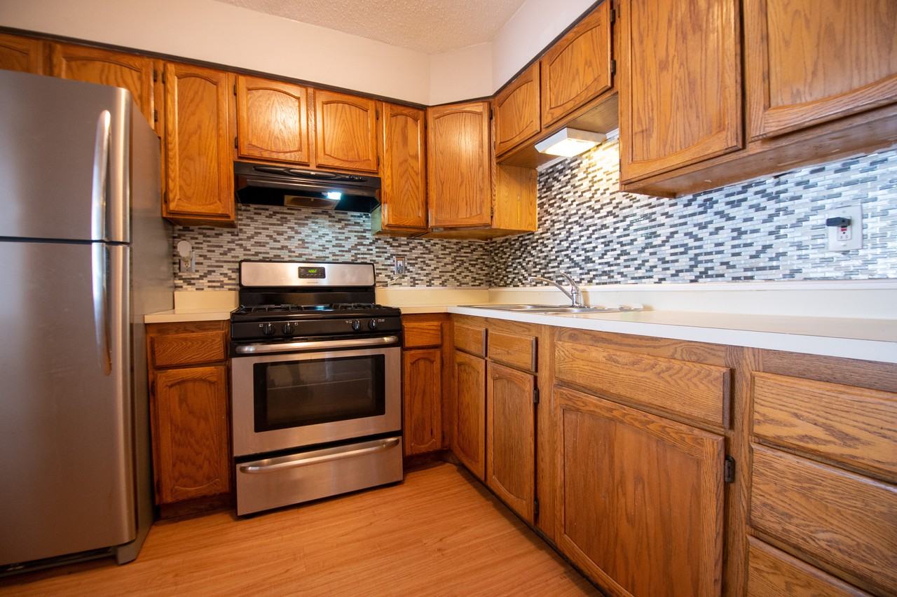 565 Beck St - Photo 3 of 10