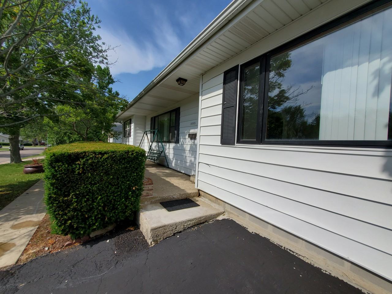 1055 Kenmore Ave - Photo 2 of 17