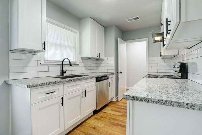 1706 3rd Ave N - Photo 3 of 10