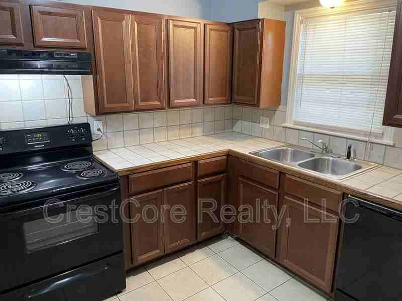 1237 Dearing Rd - Photo 2 of 11