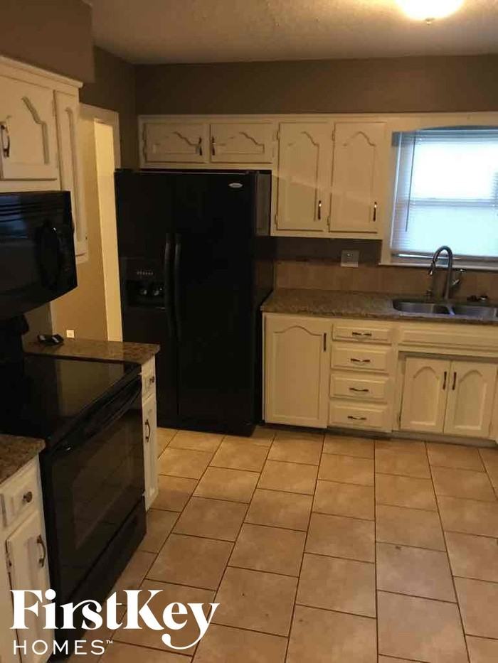 1925 Sw 4th St - Photo 3 of 10