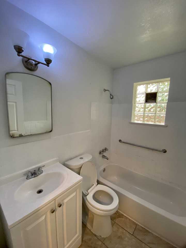 2627 E Martin Luther King Blvd - Photo 2 of 12