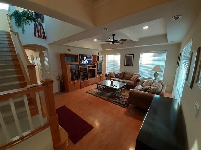 607 Lawton Ave - Photo 2 of 10