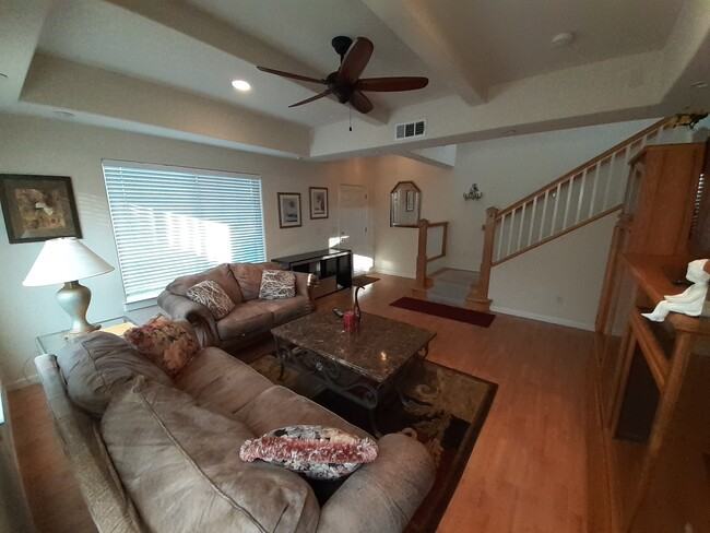 607 Lawton Ave - Photo 3 of 10