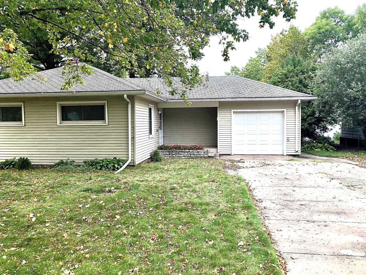 1015 Riverview Dr - Photo 2 of 35