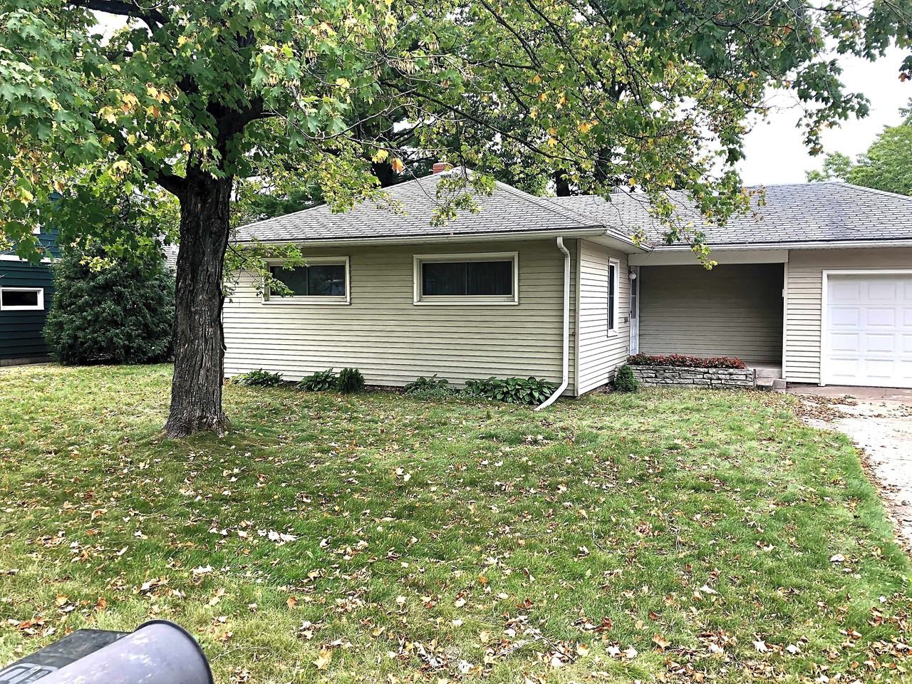 1015 Riverview Dr - Photo 3 of 35