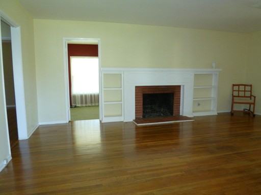 8920 Darby Ave - Photo 3 of 9