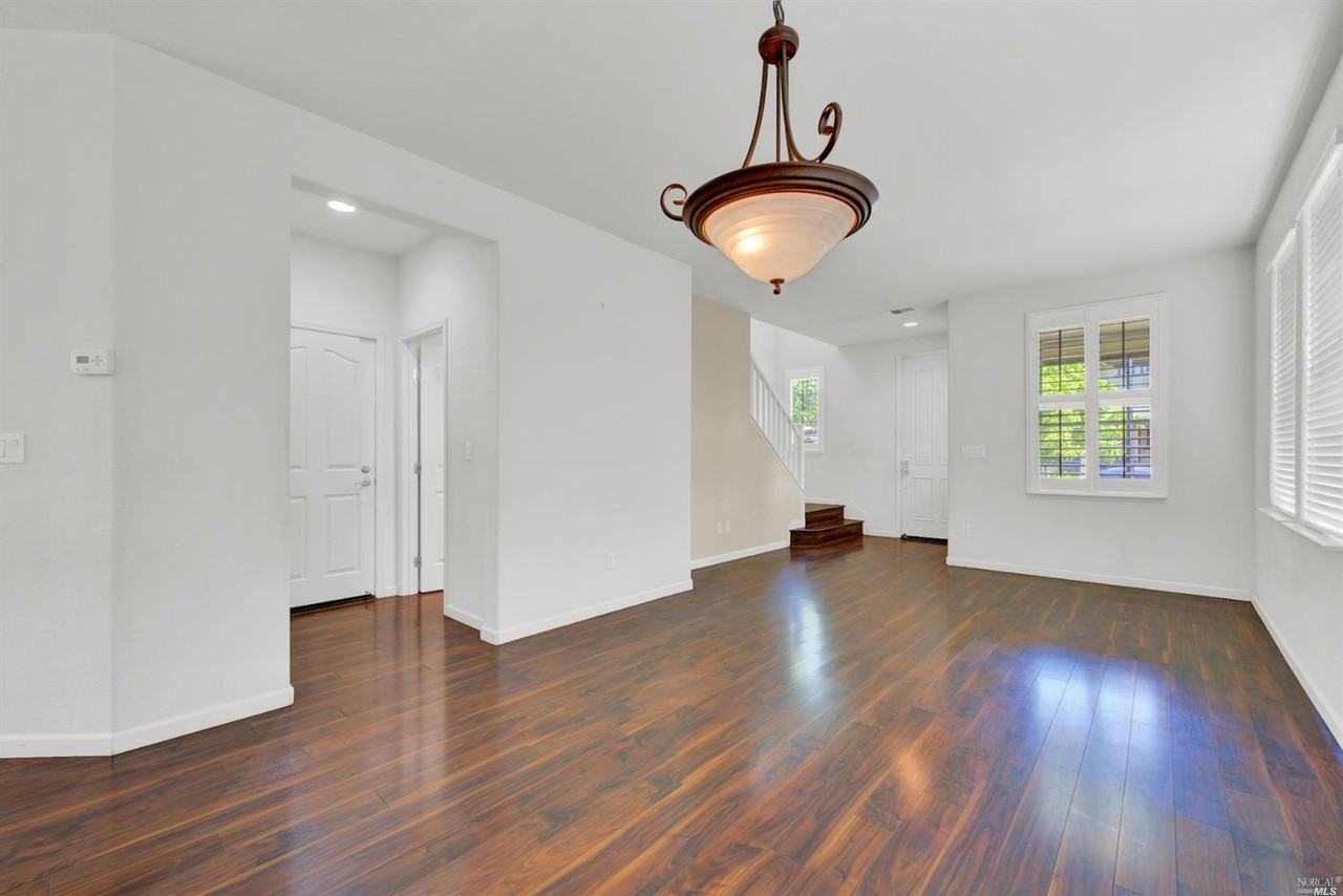 858 Walden Court - Photo 4 of 24