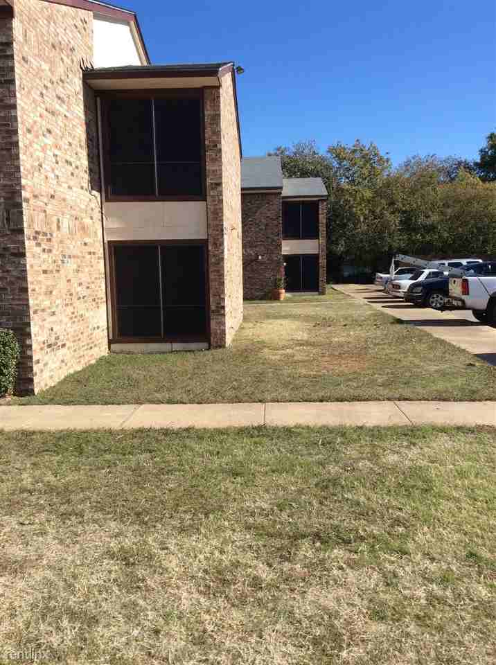 Three Oaks Apartments - Photo 3 of 12