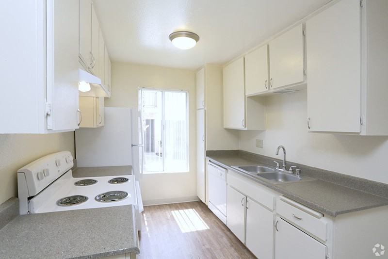 RIVIERA DE VILLE APARTMENTS - Photo 2 of 29