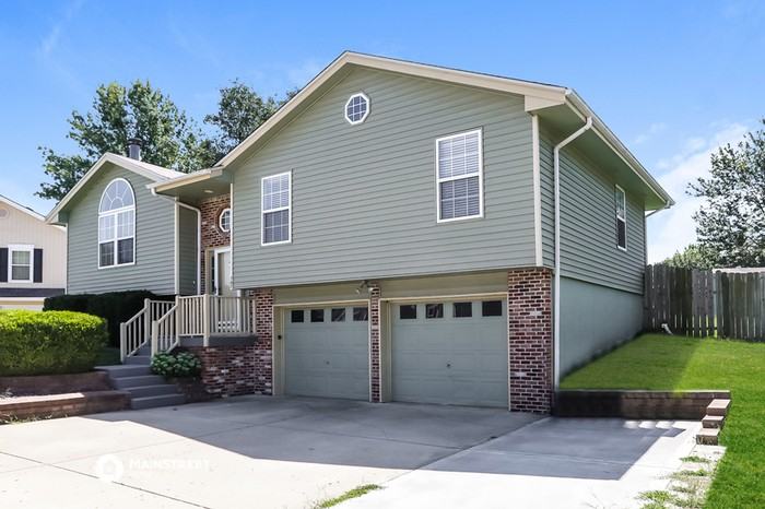 707 E 15th St - Photo 2 of 15