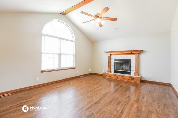 707 E 15th St - Photo 3 of 15