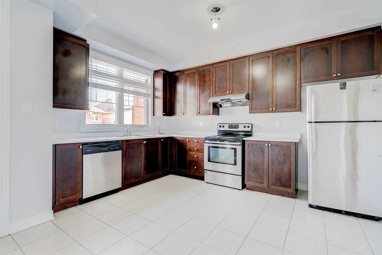 21 Dundas Way - Photo 2 of 8