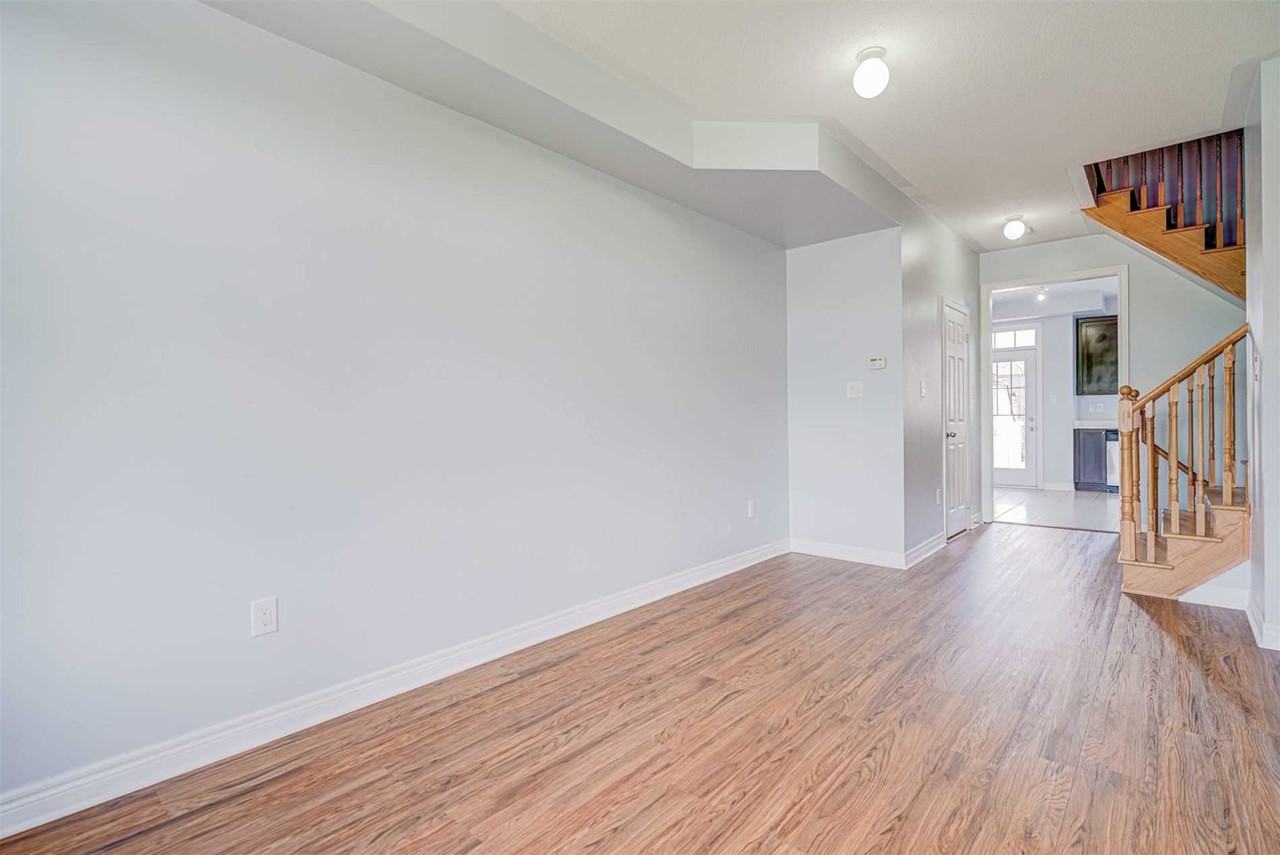 21 Dundas Way - Photo 3 of 8