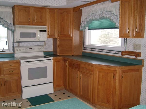 2560 Oakwood Dr - Photo 3 of 9