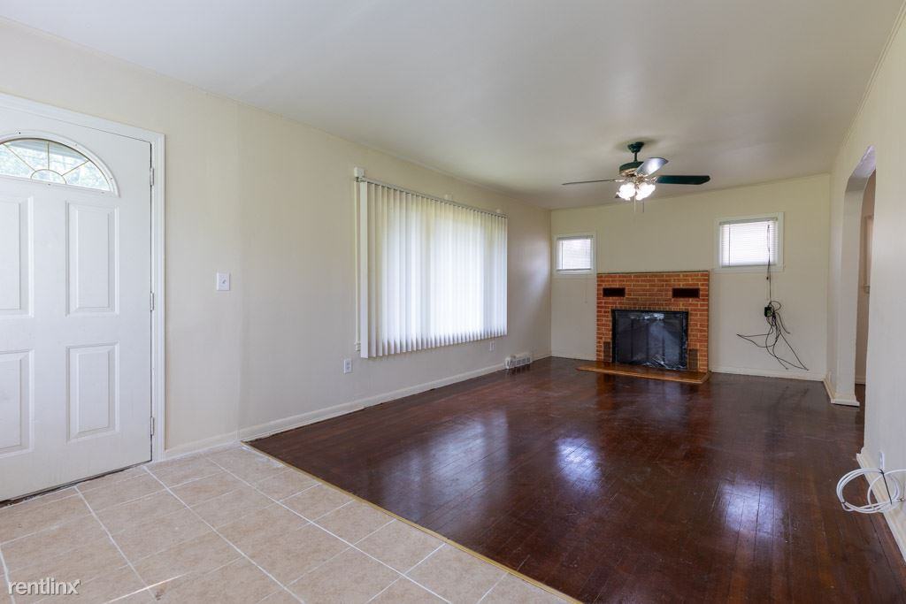 100 Marion Ave - Photo 3 of 17