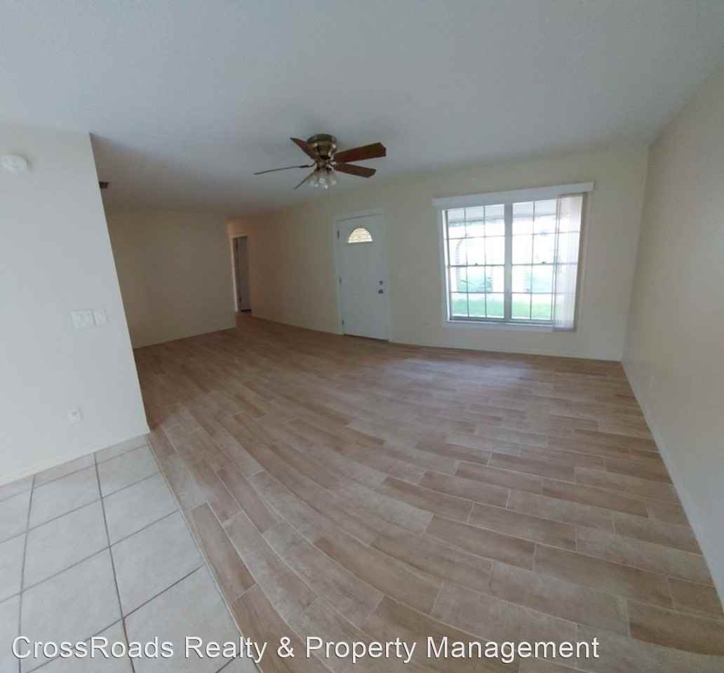 1717 Ne 28th Pl - Photo 2 of 10