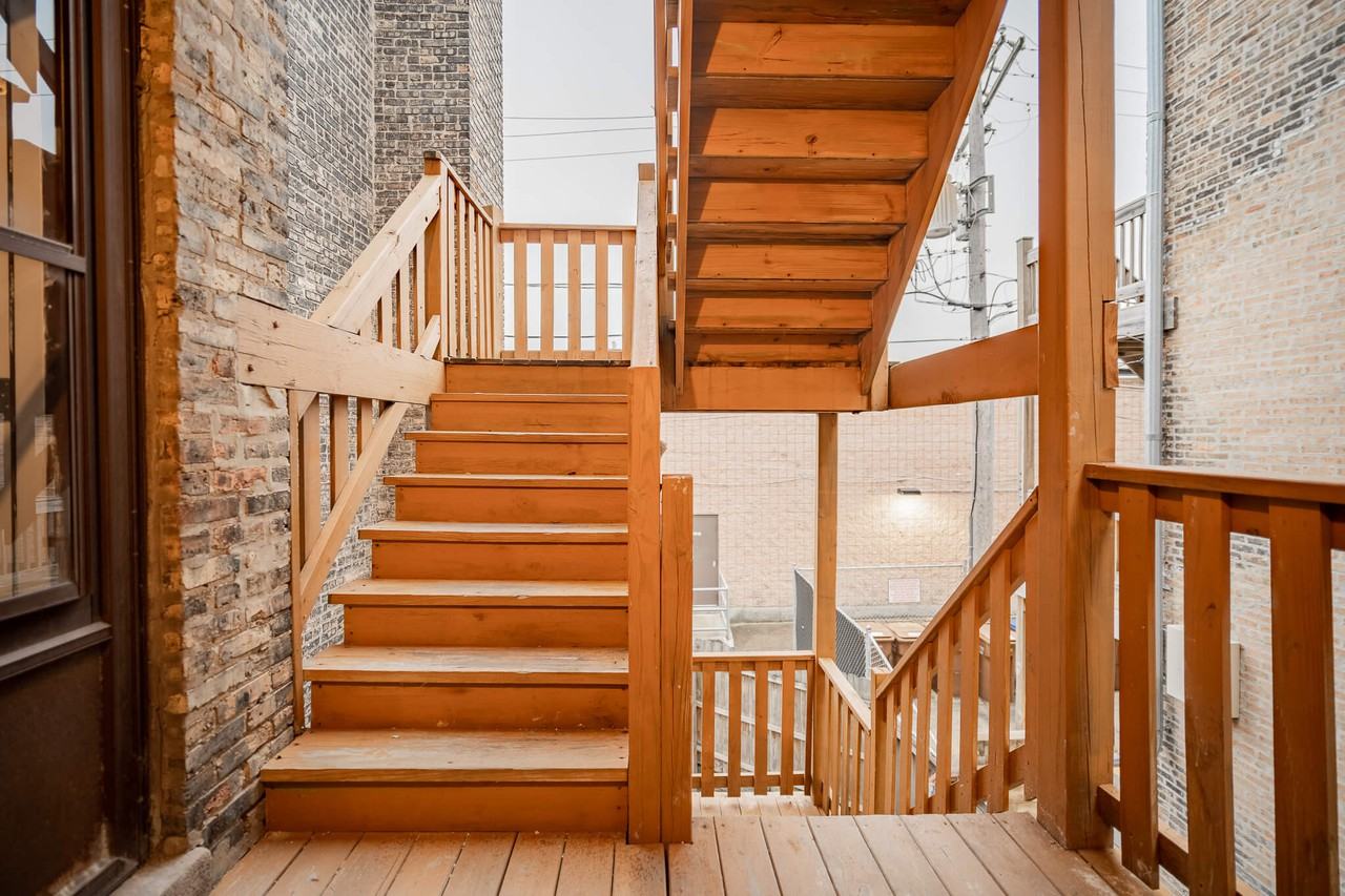 709-713 W Barry - Photo 2 of 25