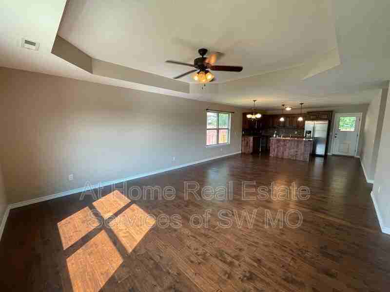 1298 S Venice Ave - Photo 2 of 15
