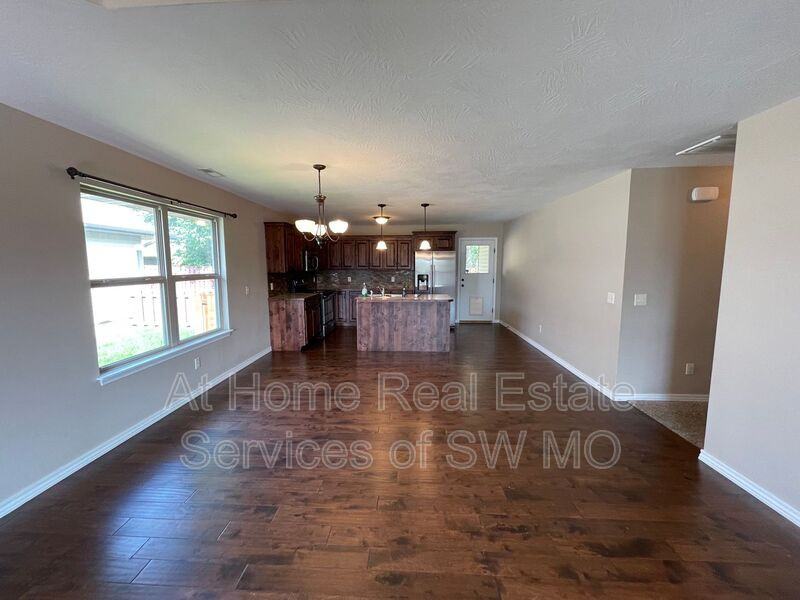 1298 S Venice Ave - Photo 3 of 15